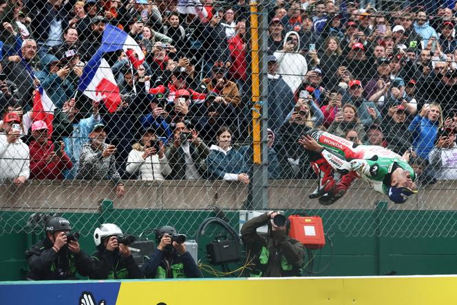 Johann Zarco réalise son salto de célébration devant le public, après sa victoire au Grand Prix de France de MotoGP, au Mans, le 11 mai 2025.