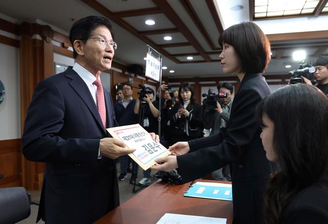 Le candidat conservateur Kim Moon-soo dépose son dossier de candidature à l’élection présidentielle du 3 juin, à la Commission électorale nationale de Gwacheon, en Corée du Sud, le 11 mai 2025.