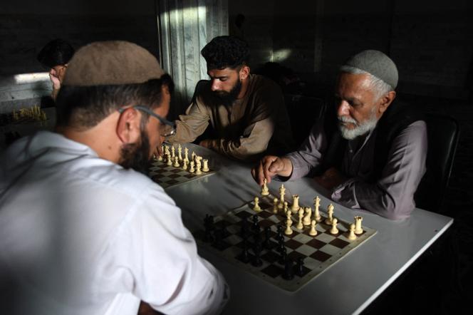 Des joueurs jouent aux échecs lors d’un tournoi à Kandahar, au sud de l’Afghanistan, le 30 juin 2022.