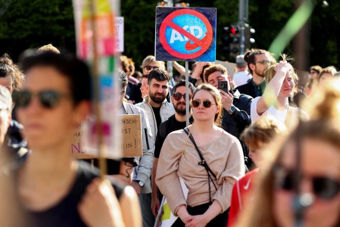 Des Allemands participent à une manifestation demandant l’interdiction du parti d’extrême droite Alternative pour l’Allemagne (AfD), à Berlin, le 11 mai 2025.