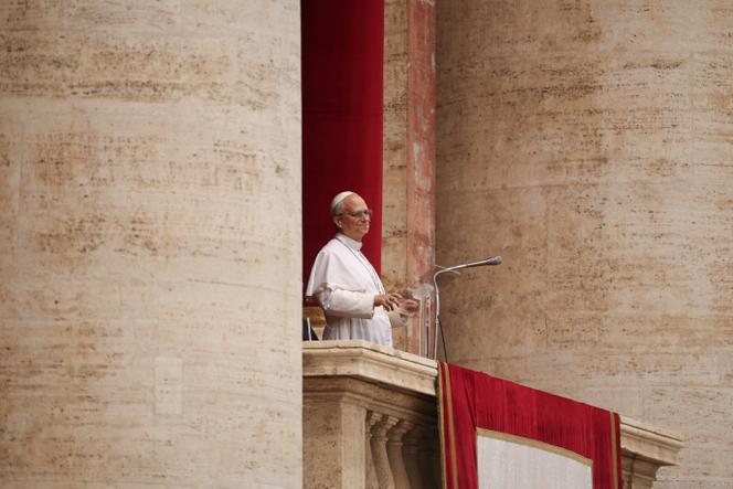 Léon XIV au balcon de la basilique Saint-Pierre, au Vatican, dimanche 11 main 2025.