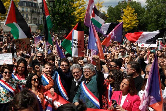 Des élus de La France insoumise, dont l’eurodéputée Manon Aubry, les députés Louis Boyard et Eric Coquerel, et le fondateur du mouvement, Jean-Luc Mélenchon, au rassemblement contre l’islamophobie, à Paris, dimanche 11 mai 2025.