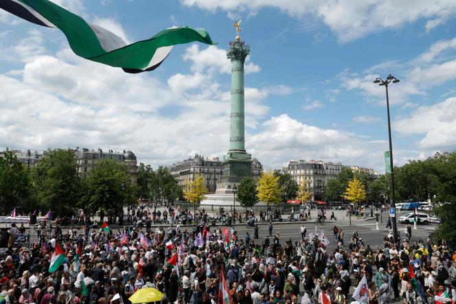 A l’appel de plusieurs organisations et personnalités, des milliers de manifestants ont défilé à Paris, le 11 mai 2025, pour rendre hommage à Aboubakar Cissé et dénoncer « la progression de l’islamophobie en France ».