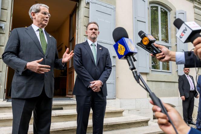 Le secrétaire au trésor américain, Scott Bessent, et le représentant américain au commerce, Jamieson Greer,  s’adressent aux médias après des négociations commerciales avec la Chine à Genève, le 11 mai 2025. 
