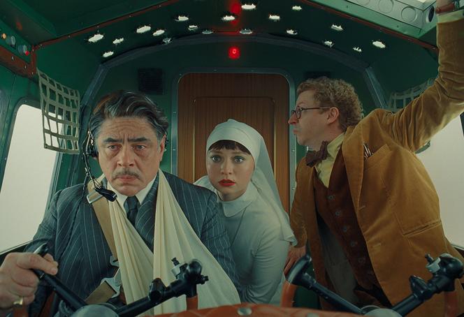 Zsa-Zsa Korda (Benicio Del Toro), Liesl (Mia Threapleton) et Bjorn Lund (Michael Cera) dans « The Phoenician Scheme », de Wes Anderson.