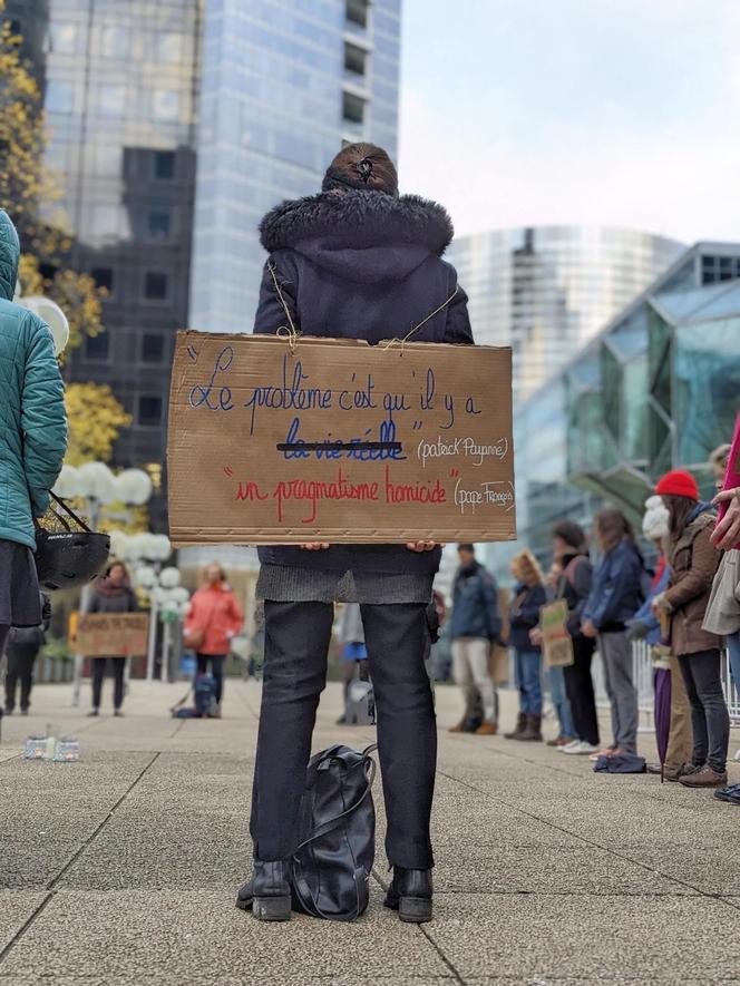 Lors d’une manifestation silencieuse devant la tour TotalEnergies, à Paris, le 7 novembre 2023.