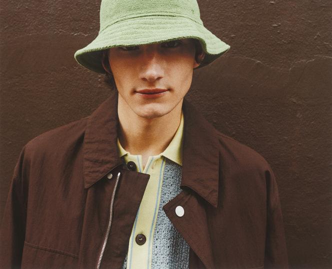 Bob en éponge, 370 €, blouson et chemise Hermès.