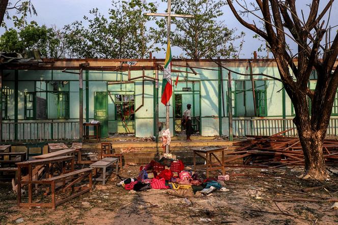 L’école détruite lors d’une attaque aérienne de la junte sur le village d’Oe Htein Twin (Birmanie), le 12 mai 2025.