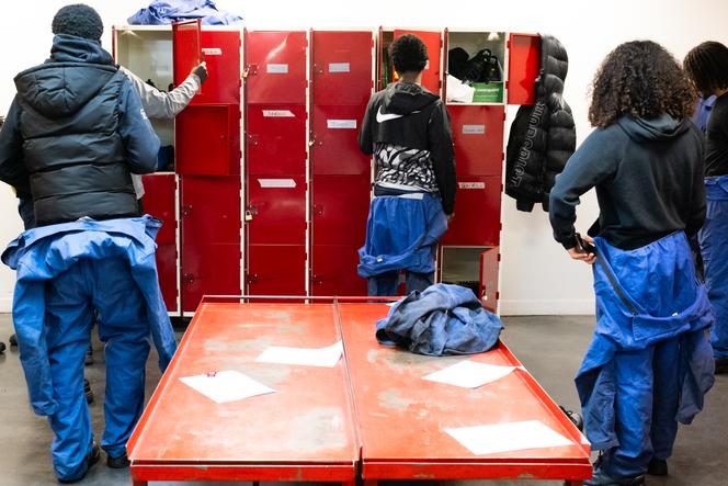 Des élèves de terminale, dans le vestiaire de l’atelier de mécanique moto du lycée Denis-Papin, à La Courneuve (Seine-Saint-Denis), le 15 avril 2025.