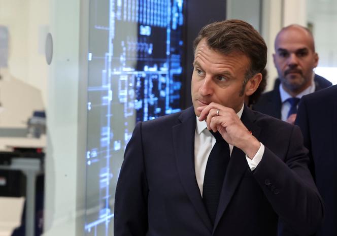 Emmanuel Macron visite un laboratoire d’Essilor Luxottica, à Wissous (Essonne), lundi 12 mai 2025. 