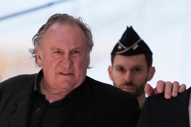 L’acteur Gérard Depardieu arrive au tribunal en vue de sa comparution pour agressions sexuelles contre deux femmes, le 24 mars 2025, à Paris.