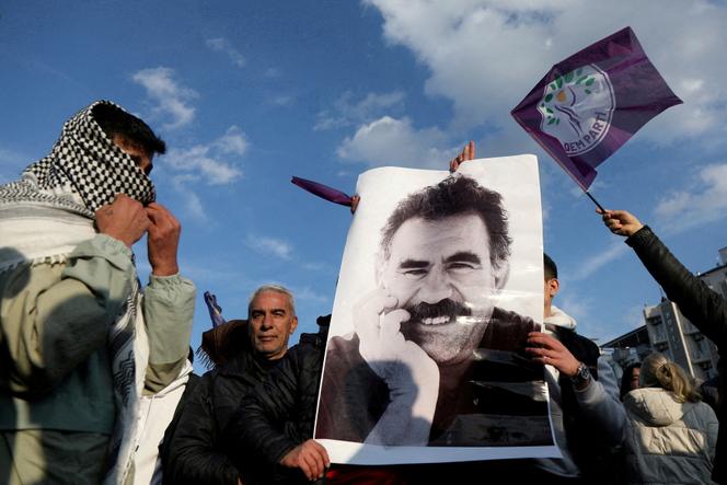 Un manifestant tient une photo du chef militant kurde emprisonné Abdullah Öcalan, lors d’un rassemblement à Diyarbakir, en Turquie, le 27 février 2025.