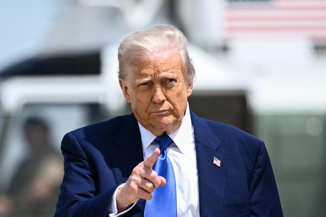 Donald Trump, avant d’embarquer à bord de son avion Air Force One, dans le Maryland, pour une tournée au Moyen-Orient, le 12 mai 2025.