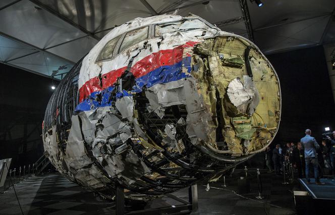 Breathnaítear ar bhloic atógtha den aerárthach MH17 tar éis an tuarascáil deiridh a chur i láthair ar an tubaiste i mí Iúil 2014 d'eitilt MH17 Mhalaeisia Airlines thar an Úcráin, Gilsa Rigen, an Ísiltír, 13 Deireadh Fómhair, 2015. 