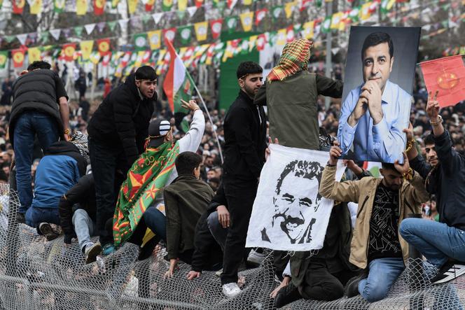 Portraits de dirigeants kurdes emprisonnés Abdullah Öcalan, le fondateur du Parti des travailleurs du Kurdistan (PKK), et Selahattin Demirtas (à droite), lors des célébrations du nouvel an du calendrier persan, à Diyarbakir, en Turquie, le 21 mars 2025.