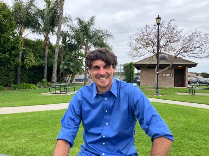 L’ancien joueur de football américain Chris Kluwe, dans un parc adjacent au tribunal de Westminster (Californie), le 16 avril 2025. 