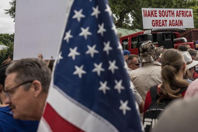 Un rassemblement en soutien du président américain Donald Trump et du milliardaire sud-africain et américain Elon Musk devant l’ambassade des Etats-Unis, à Pretoria, le 15 février 2025.