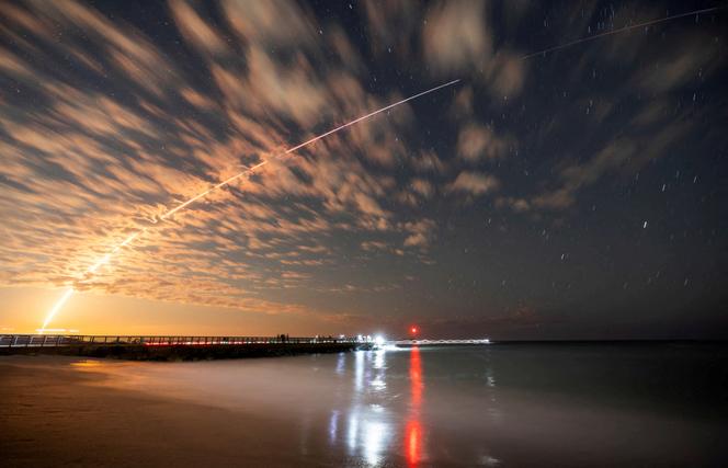 Une fusée Falcon 9 de SpaceX transportant des satellites Starlink au-dessus de Sebastian Inlet après son lancement depuis Cap Canaveral, en Floride, le 26 février 2025.