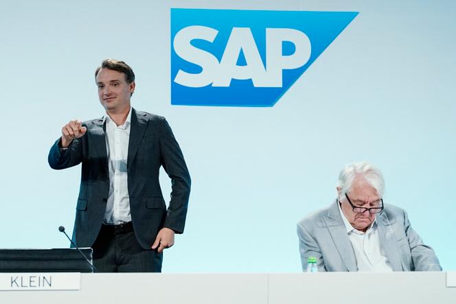 Le PDG de SAP, Christian Klein (à gauche), lors de l’assemblée générale annuelle de l’entreprise, à Walldorf (Bade-Wurtemberg), en Allemagne, le 18 mai 2022.