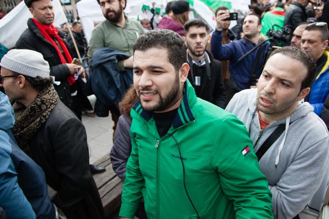 « Amir DZ », blogueur algérien, lors d’une manifestation contre la candidature du président algérien Abdelaziz Bouteflika, à Paris, le 3 mars 2019.