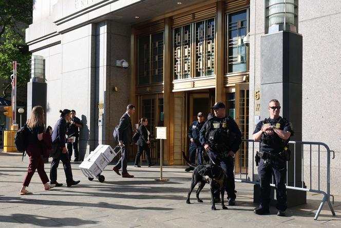 Devant le tribunal où se tient le procès de P. Diddy, à New York, le 12 mai 2025.
