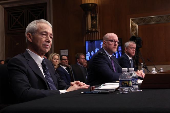 Joaquin Duato, Robert Davis et Chris Boerner, les patrons respectivement de Johnson & Johnson, Merck et Bristol Myers Squibb (de gauche à droite), témoignent devant la commission sénatoriale de la santé, de l’éducation, du travail et des retraites, à Washington, le 8 février 2024.