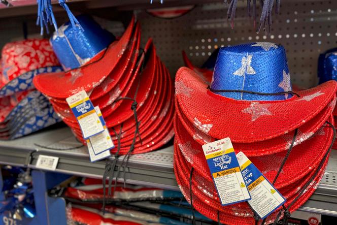 Des chapeaux fabriqués en Chine dans les rayons d’un magasin de Chicago (Illinois), le 12 mai 2025.