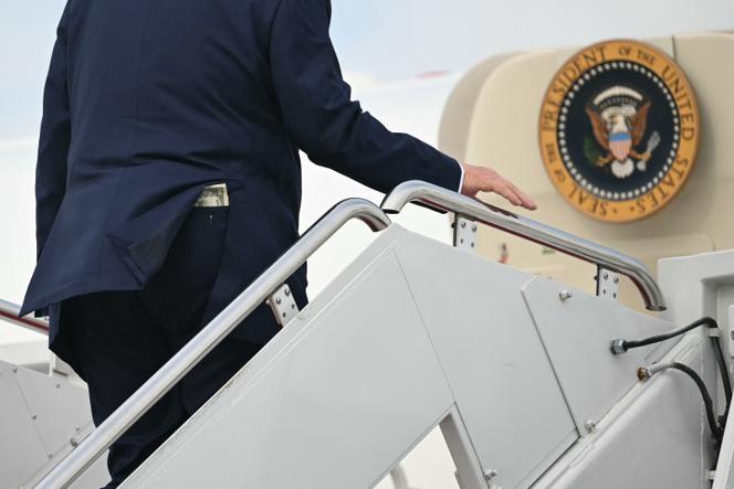 Un billet de cinquante dans la poche arrière du président américain, Donald Trump, alors qu’il embarque à bord d’Air Force One à destination de la base interarmées Andrews, dans le Maryland, le 1er mai 2025.