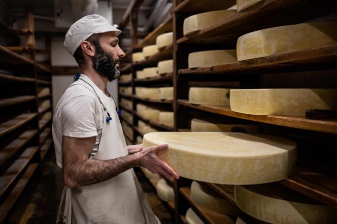 Une cave d’affinage de comté à Arc-sous-Cicon (Doubs), le 20 mars 2024.
