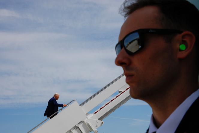 Le président américain, Donald Trump, embarque à bord d’Air Force One, à la base militaire d’Andrews (Maryland), le 12 mai 2025.