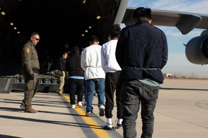 Sur cette image fournie par le département le ministère de la défense américain, des agents d’immigration procèdent à l’expulsion de migrants par un avion militaire, à Fort Bliss (Texas), le 7 février 2025.