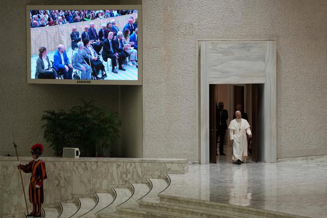 Le pape Léon XIV, lors de sa rencontre avec les médias internationaux, dans la salle Paul-VI, au Vatican, le 12 mai 2025.