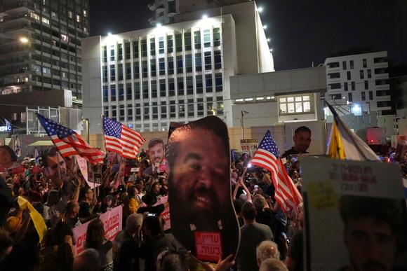Des Israéliens manifestent devant l’ambassade des Etats-Unis à Tel-Aviv, le mardi 13 mai 2025, pour demander la libération des otages détenus par le Hamas dans la bande de Gaza.