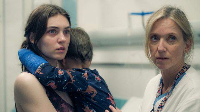 Rebecca (Anamaria Vartolomei) et Lucy (Léa Drucker) dans « L’Intérêt d’Adam », de Laura Wandel.