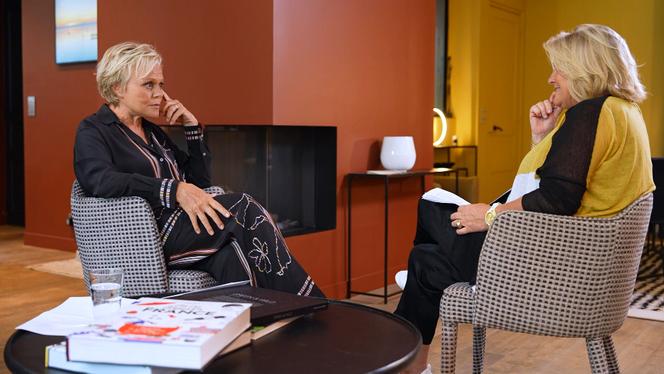 Muriel Robin et Marina Carrère d'Encausse dans le documentaire « L’alcool au féminin, elles brisent le tabou », réalisé par Alexandra Combe.