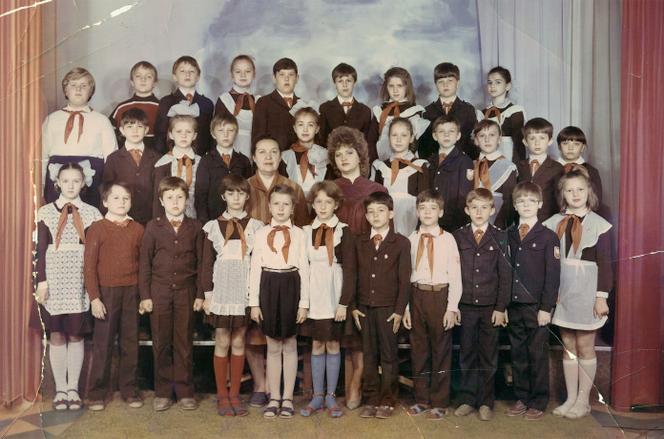 Photo de classe de Volodia Zelensky, 12 ans, au premier rang, 5e en partant de la droite, extraite du documentaire « Et Volodia devient Zelensky », d’Ariane Chemin, Yves Jeuland et Lisa Vapné.