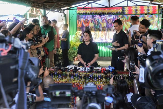 La vice-présidente des Philippines, Sara Duterte (au centre), lors d’une conférence de presse, après avoir voté, à Davao City, dans le sud du pays, lundi 12 mai 2025.