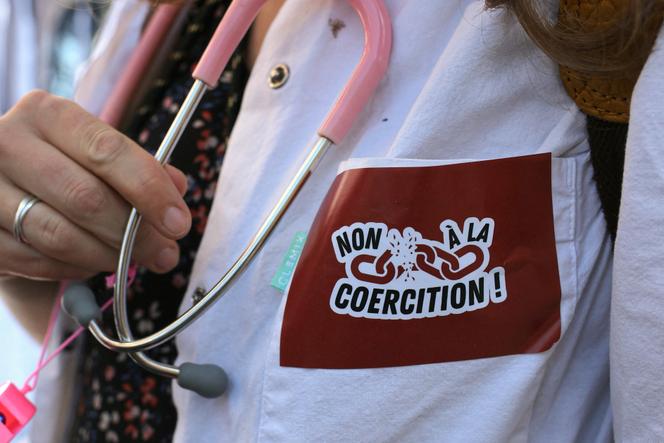 Lors d’une manifestation, à l’appel d’étudiants et de jeunes médecins, contre la proposition de loi sur les « déserts médicaux », en faveur de la suppression de la liberté d’installation, à Paris, le 29 avril 2025.