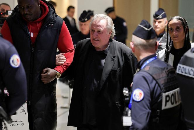 L’acteur français Gérard Depardieu se rend au palais de justice de Paris, France, le 27 mars 2025. Il est accusé d’avoir agressé sexuellement deux femmes sur le tournage du film « Les Volets Verts ».