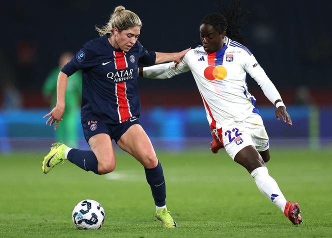 La joueuse du Paris Saint-Germain, Korbin Albert, face à Tabitha Chawinga, de l’Olympique lyonnais, lors d’un match de championnat de France féminin de football, à Paris, le 18 janvier 2025.