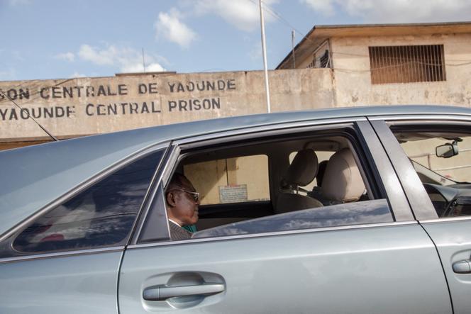 Maurice Kamto, le leader du Mouvement pour la renaissance du Cameroun (MRC), lors de sa libération de la prison centrale de Yaoundé, le 5 octobre 2019.