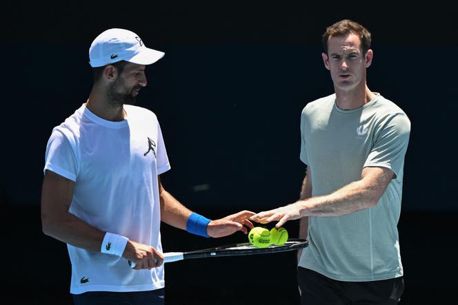 Novak Djokovic (à gauche) et Andy Murray, lors d’un entraînement, à Melbourne (Australie), le 11 janvier 2025.