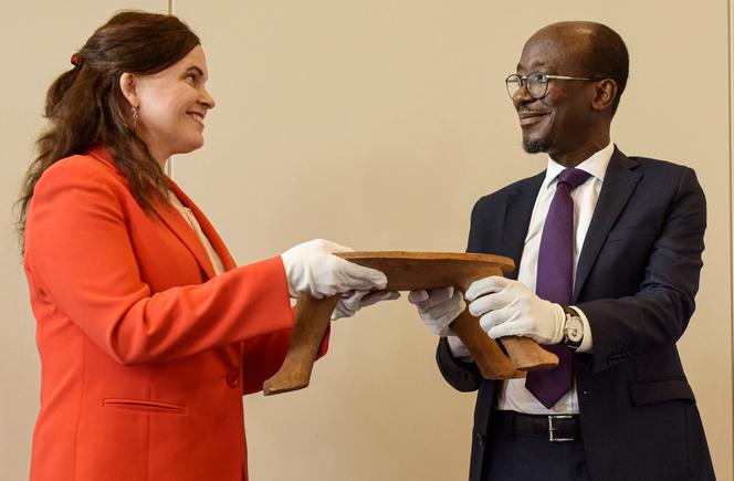 La ministre finlandaise de la culture Mari-Leena Talvitie remet le « kataklé » à son homologue béninois Jean-Michel Abimbola, à Cotonou (Bénin), le 13 mai 2025.