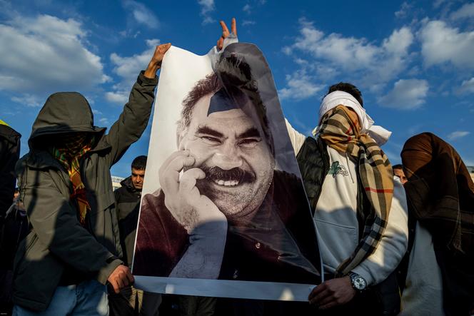 De jeunes militants du PKK brandissent une photo de leur leader emprisonné, Abdullah Öcalan, à Diyarbakir (Turquie), le 27 février 2025.