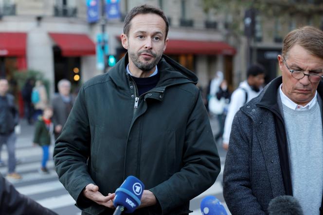 David Belliard (au centre), adjoint à la maire de Paris chargé des transports, s’adresse à la presse lors du lancement officiel de la zone à trafic limité, à Paris, le 4 novembre 2024.