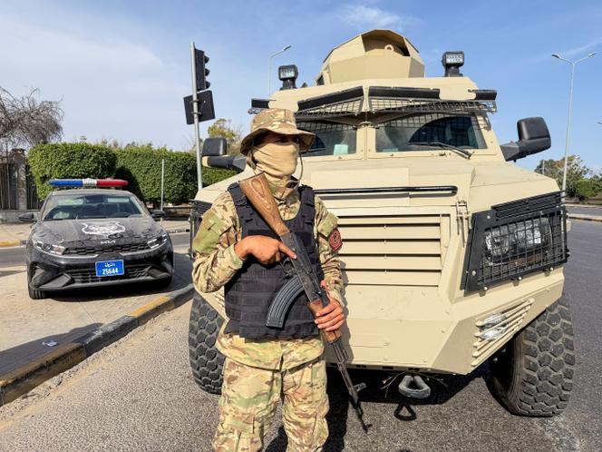 Un membre de la Brigade 444, une milice affiliée au premier ministre libyen, Abdel Hamid Dbeibah, à Tripoli, le 13 mai 2025.