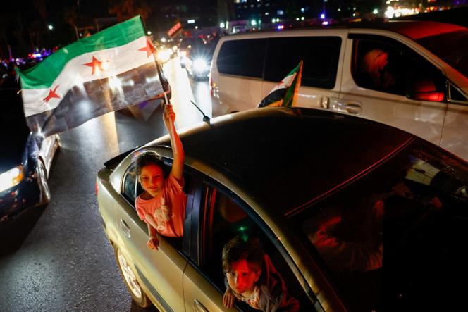 Des Syriens célèbrent la fin des sanctions américaines à Damas, le 13 mai 2025.
