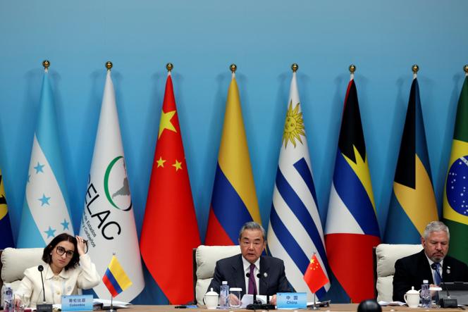 La ministre colombienne des affaires étrangères, Laura Sarabia, le ministre chinois des affaires étrangères, Wang Yi, et le ministre hondurien des affaires étrangères, Eduardo Enrique Reina, à Pékin, le 13 mai 2025.