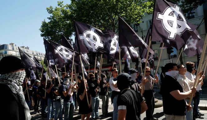 Des membres du groupe d’extrême droite Comité du 9 Mai, lors d’un rassemblement à Port-Royal, à Paris, le 10 mai 2025.