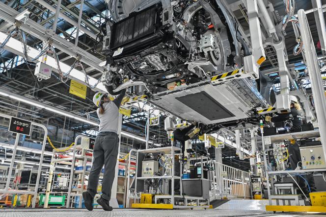 Sur la ligne de production de l’usine Nissan Motor Tochigi, lors d’une visite médiatique, à Kaminokawa (Japon), le 8 décembre 2023.